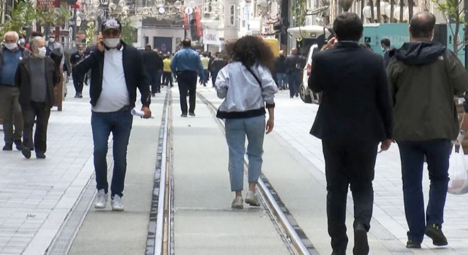 İstiklal Caddesi bugün de kalabalık