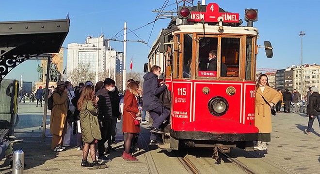 İstiklal Caddesi nde dikkat çeken yoğunluk