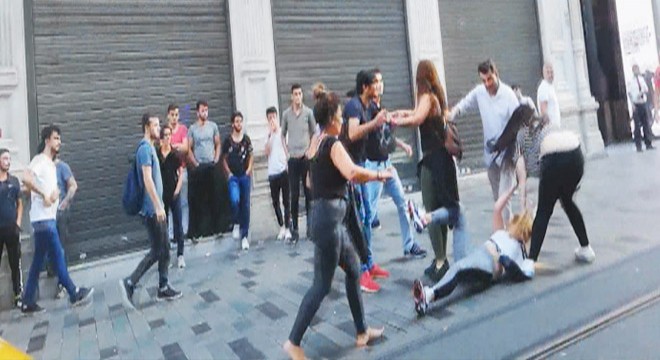 İstiklal Caddesi nde  meydan savaşı 