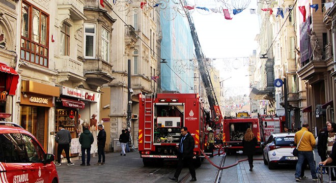 İstiklal Caddesi nde restorandaki yangın kiliseye sıçradı