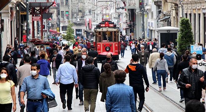 İstiklal Caddesi nde sosyal mesafe kuralları askıya alındı