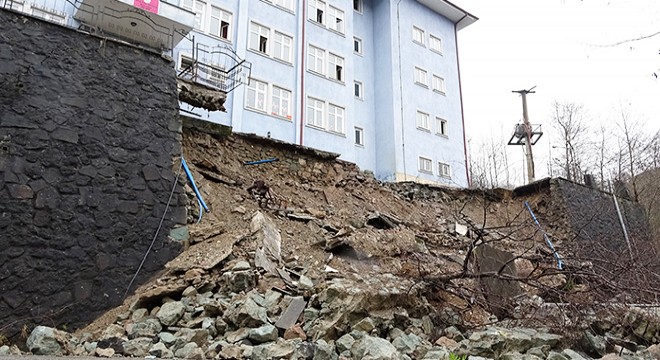 İstinat duvarı çöken okulda heyet incelemesi