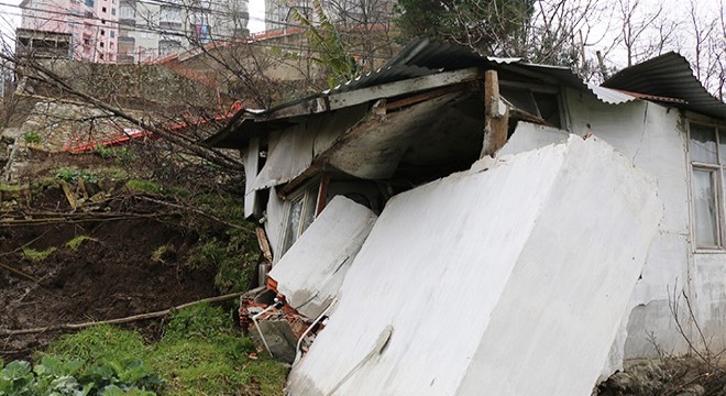 İstinat duvarının çökmesiyle evin duvarı yıkıldı