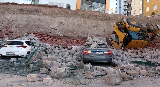 İstinat duvarı çöktü; 4 otomobil hurdaya döndü