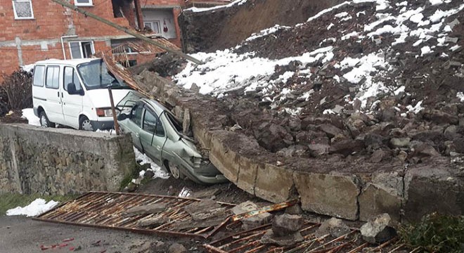 İstinat duvarı park halindeki araçların üzerine çöktü