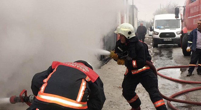 İşyerinde çıkan yangını itfaiye söndürdü
