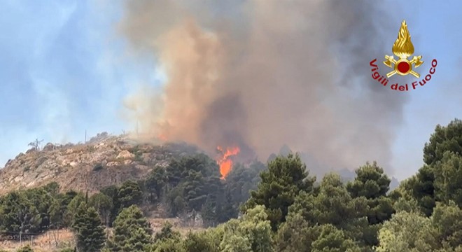 İtalya’nın güneyinde orman yangınları devam ediyor