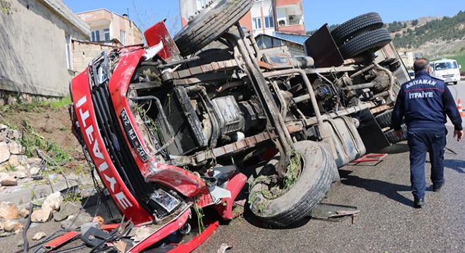 İtfaiye aracı bahçe duvarına çarptı: 2 yaralı