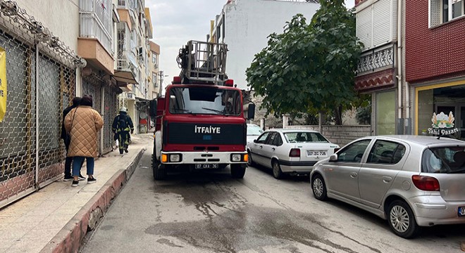 İtfaiye ekibi, sokağa park edilen araçlar yüzünden zorluk yaşadı