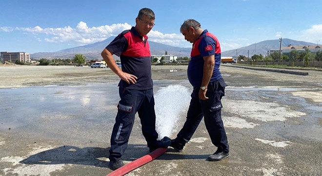 İtfaiye, kuşlar için araziye günde 3 kez su sıkıyor