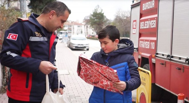 İtfaiyeciler trafik kazasında ölen çavuşlarının torununa sürpriz yaptı