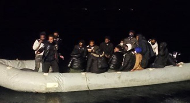 İzmir açıklarında 50 kaçak göçmen kurtarıldı