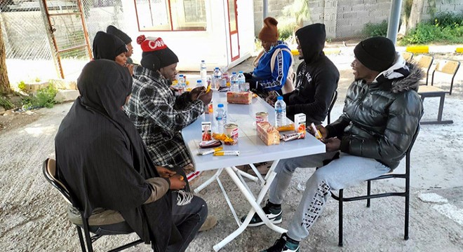 İzmir'de 60 kaçak göçmene 387 bin lira ceza