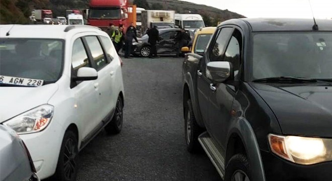 İzmir'de 7 araçlı zincirleme kaza: 3 yaralı