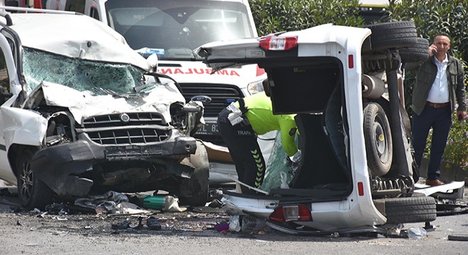 İzmir'de iki araç çarpıştı: 7 ölü, 1 yaralı