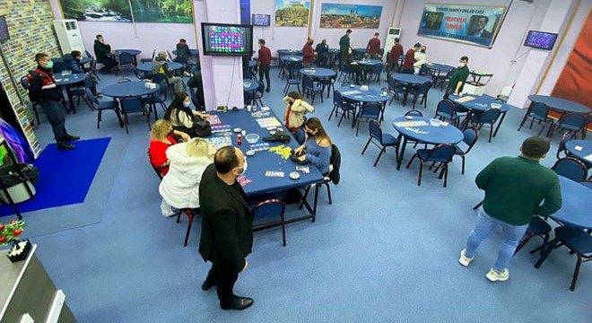 İzmir'de kumar oynarken yakalanan 52 kişiye para cezası