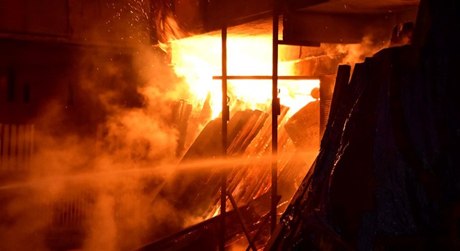 İzmir'de marangoz atölyesi alev alev yandı