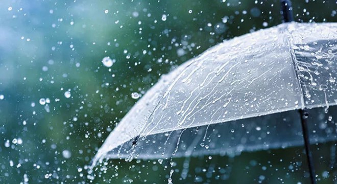 İzmir'de sağanak; dere taştı, yollar göle döndü