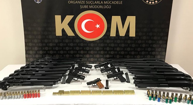 İzmir'de silah kaçakçılarına operasyon: 3 gözaltı