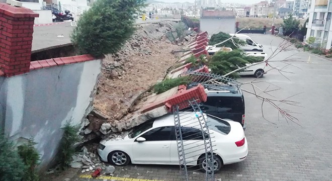 İzmir'de sitenin istinat duvarı çöktü