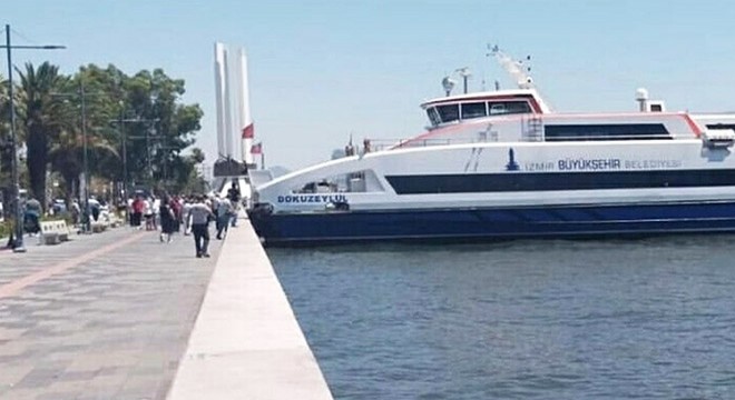 İzmir'de yolcu gemisi, kıyıdaki beton duvara çarptı