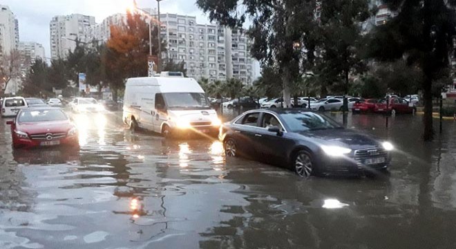 İzmir'de yollar göle döndü, binalara su doldu