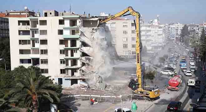 İzmir'deki yatık binalarda ilk yıkım başladı