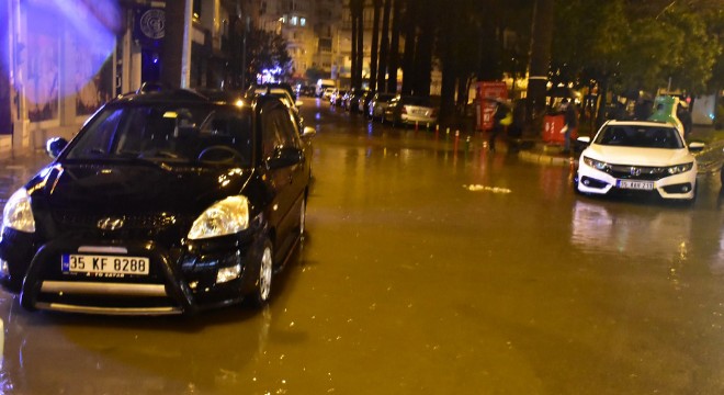 İzmir'i sağnak vurdu