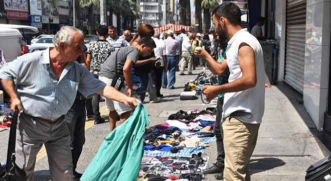 İzmir'in göbeğinde 'ne alırsan 1 TL' pazarı