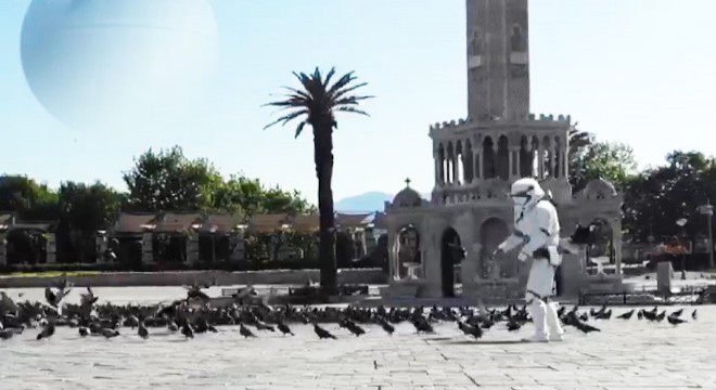 İzmir'in güvercinlerini Darth Vader besledi