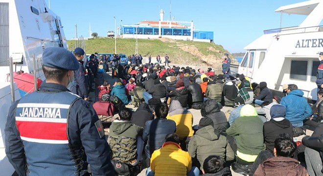 İzmir de 442 kaçak göçmen yakalandı