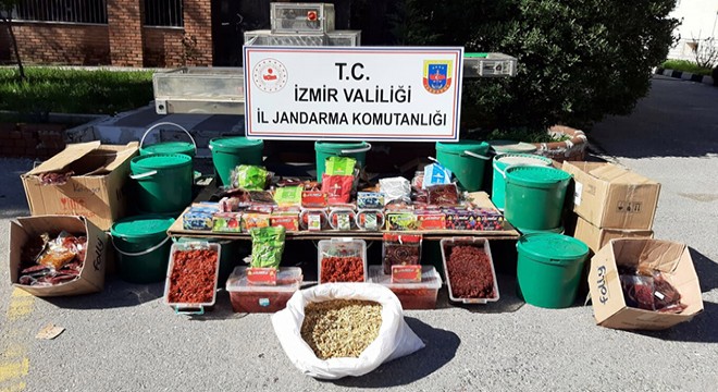 İzmir de kaçak tütün operasyonu; 3 gözaltı