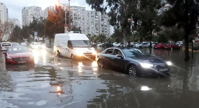 İzmir de yollar göle döndü, binalara su doldu