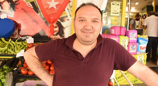 İzmirliler marketlerin önünde sıraya girdi