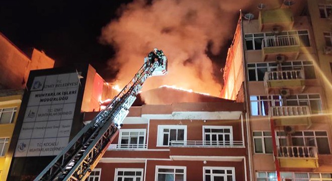 İzmit’te iki binanın çatısı alev alev yandı