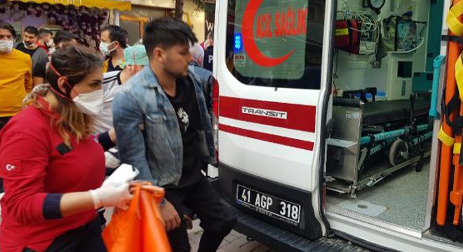 İzmit'te iki grup arasında bıçaklı kavga: 1 yaralı