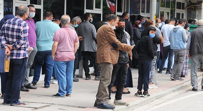 İzmit'te tam kapanma sonrası sokaklarda yoğunluk oluştu