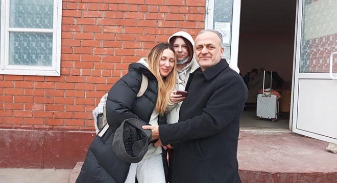 İzmit'ten Ukrayna'ya gidip, eşi ve kızını aldı