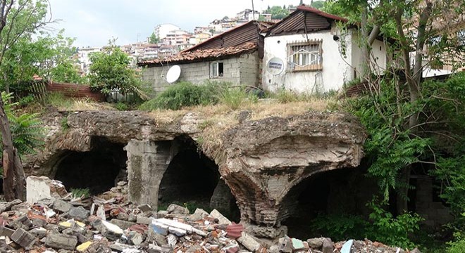 İzmit e su veren tarihi sarnıç kaderine terk edildi