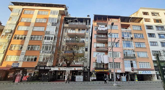 İzmit’te 22 yıldır korku yaratan binanın yıkımına başlandı