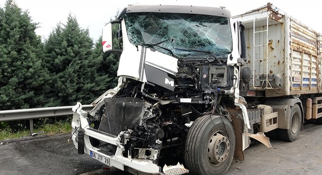 İzmit te otoyolda zincirleme kaza: 4 yaralı