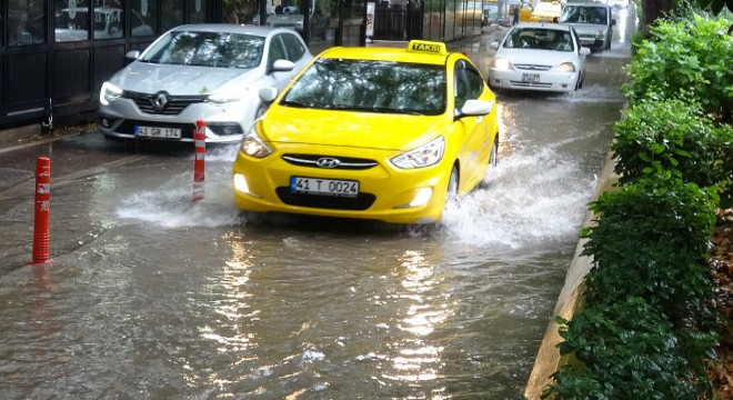 İzmit te sağanak; yollar göle döndü