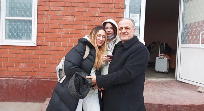 İzmit ten Ukrayna ya gidip, eşi ve kızını aldı