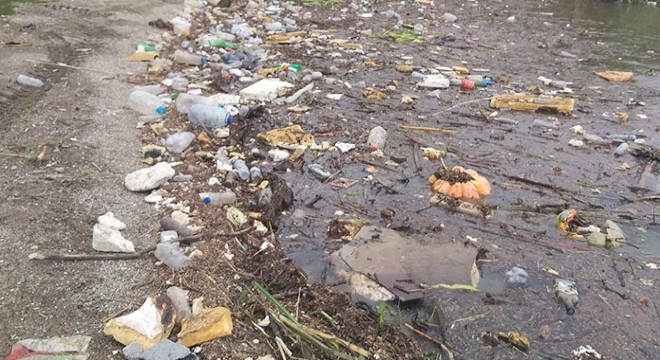 İznik Gölü, yağmurla gelen atıklara çöplüğe döndü