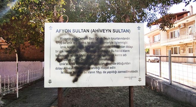 İznik'te tarihi türbeye spreyli saldırı