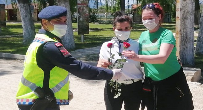 Jandarma Anneler Günü'nü kutladı