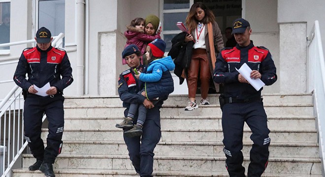 Jandarma, annenin aradığı çocuklarını bulmak için mevsimlik işçi olmuş