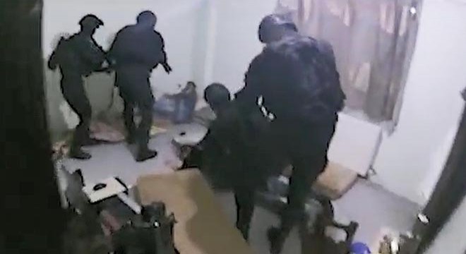 Jandarma balkondan girdi, şüphelileri uyurken yakaladı