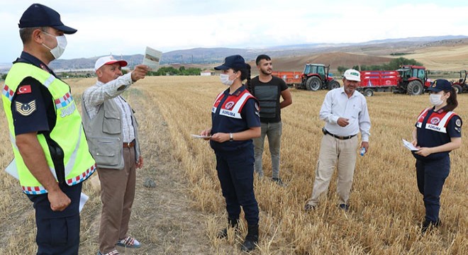Jandarma çiftçilere anız yangınlarına karşı broşür dağıttı