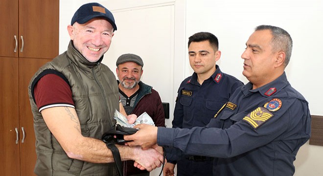 Jandarma, içinde para olan çantayı sahibine teslim etti